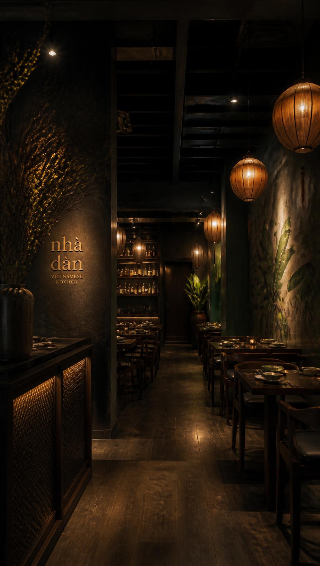 Stimmungsvoller Innenraum des Ha Noi Galerie Restaurants mit warmen Laternen